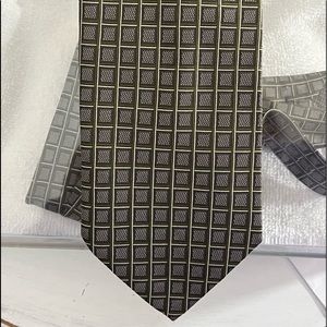 New condition vintage mens tie. Roberto Villini 100% silk. Olive green & cream.
